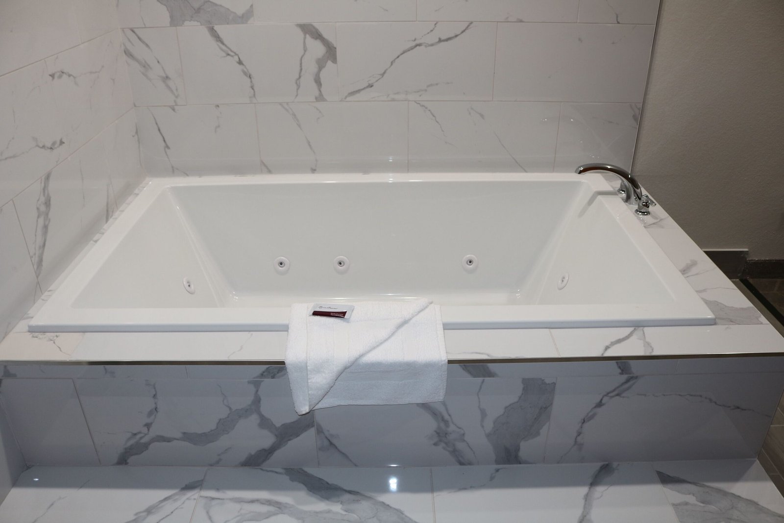 Scottish Inn & Suites - IAH Airport jacuzzi suite best near iah airport