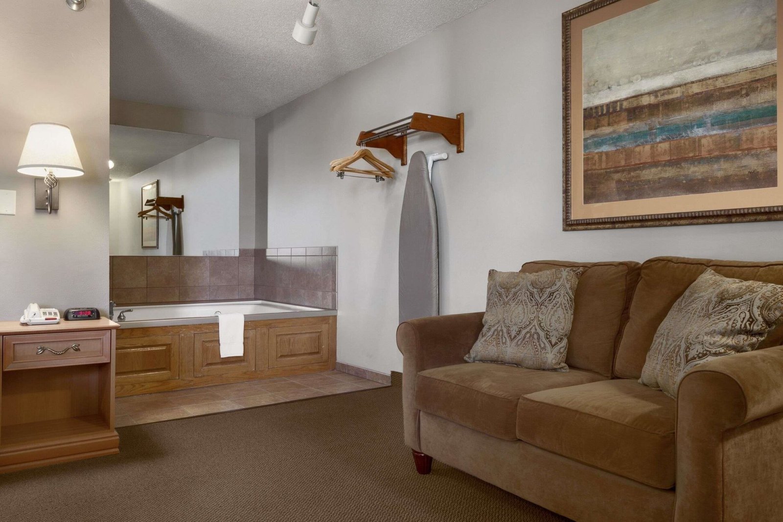 Super 8 by Wyndham Sioux Falls/41st Street jacuzzi suite best near empire mall