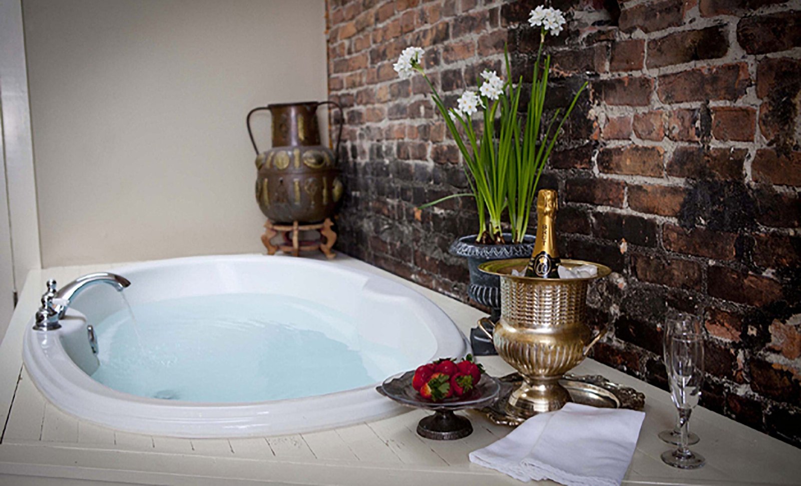 The Morgan State House jacuzzi suite best downtown albany stay