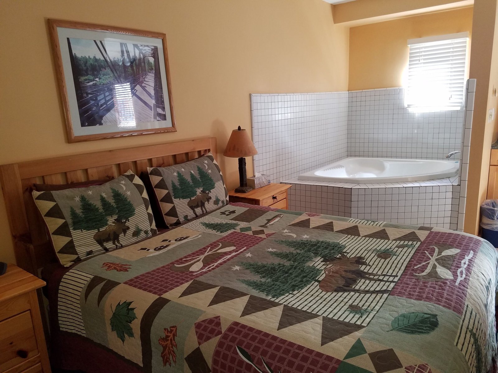 The Willard Munger Inn jacuzzi suite most affordable