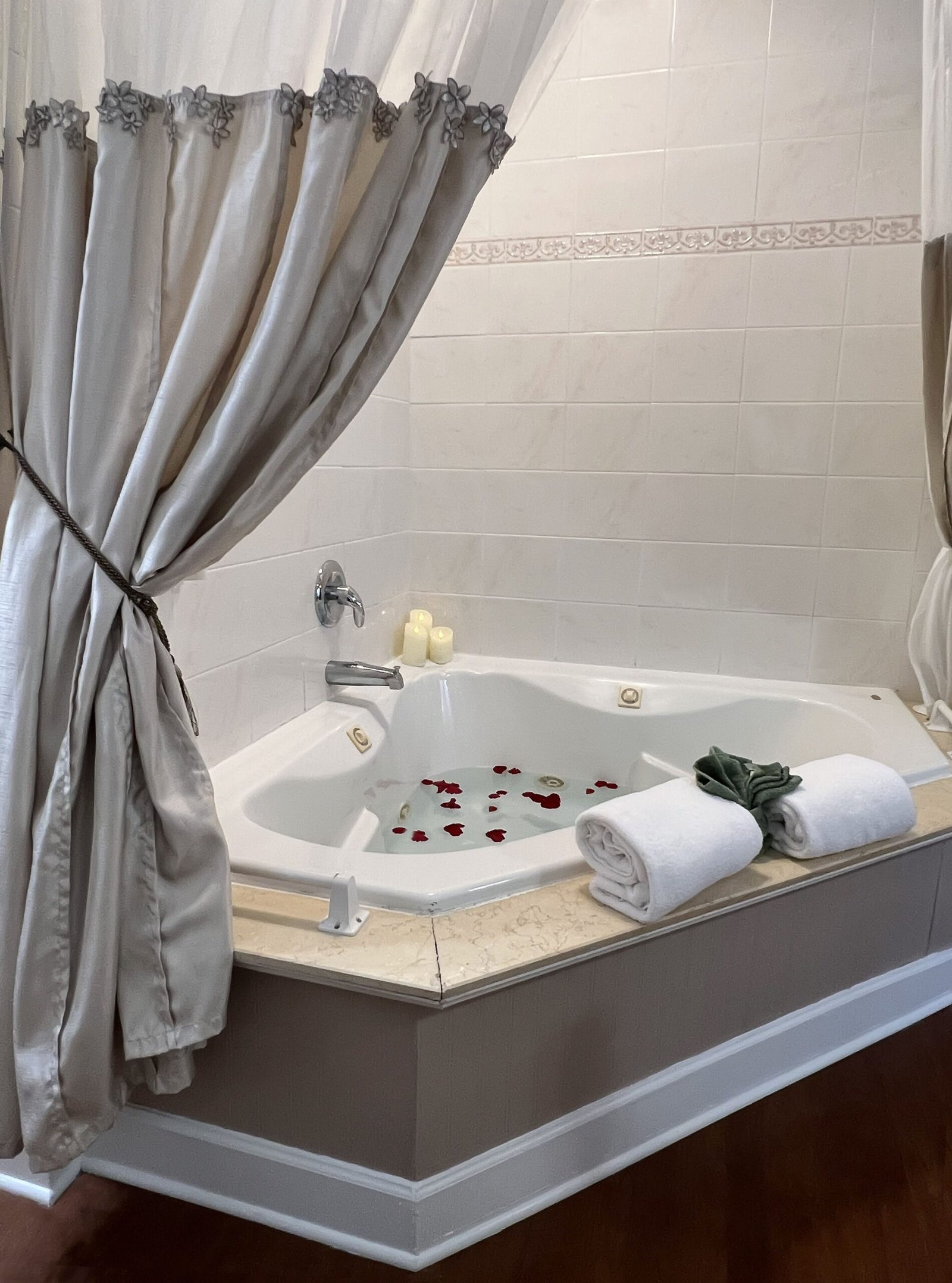 Victorian House Bed & Breakfast jacuzzi suite best historic b&b