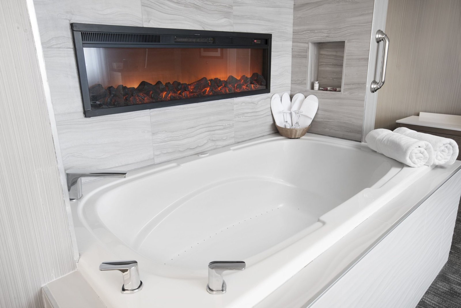 Wyndham Garden at Niagara Falls jacuzzi suite closest to niagara falls